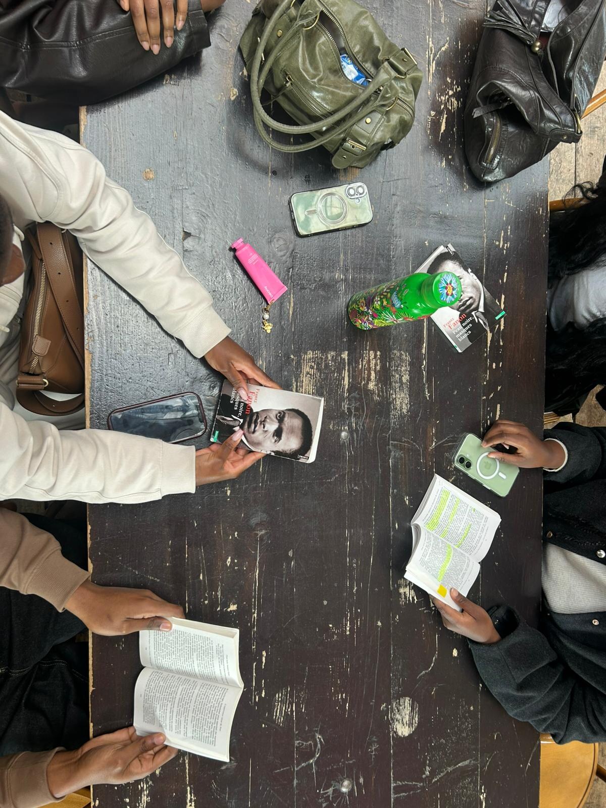 Participants réunis autour d’une table pendant le club de lecture
